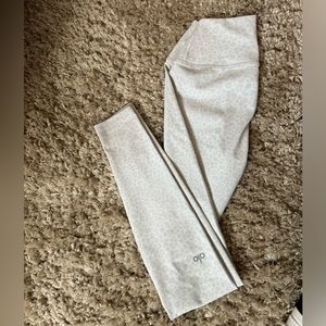 Alo Yoga High Waist Vapor white Leopard Legging Carbon38